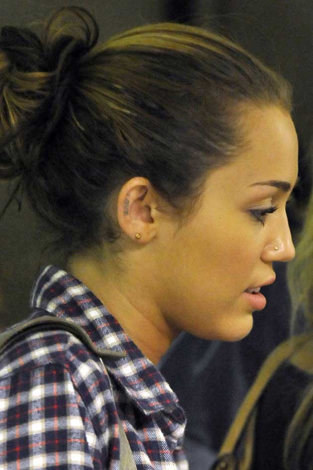 miley cyrus tattoo ear. Miley Cyrus new tattoo!